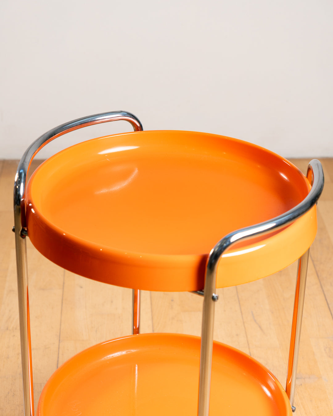 Vintage Italian chrome serving trolley with two orange plastic trays from the 1970s. Space Age bar cart design. Vecino Shop
