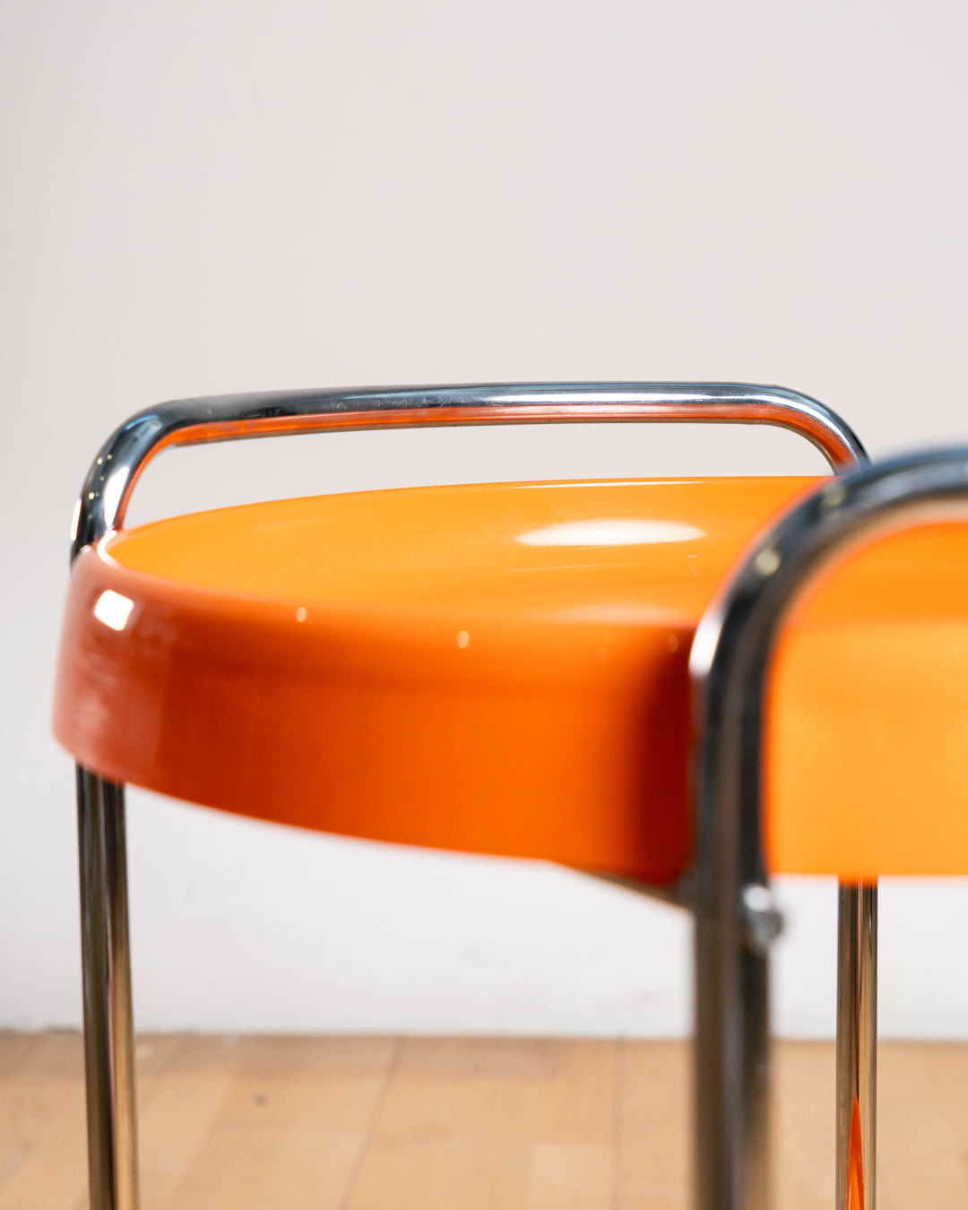 Vintage Italian chrome serving trolley with two orange plastic trays from the 1970s. Space Age bar cart design. Vecino Shop
