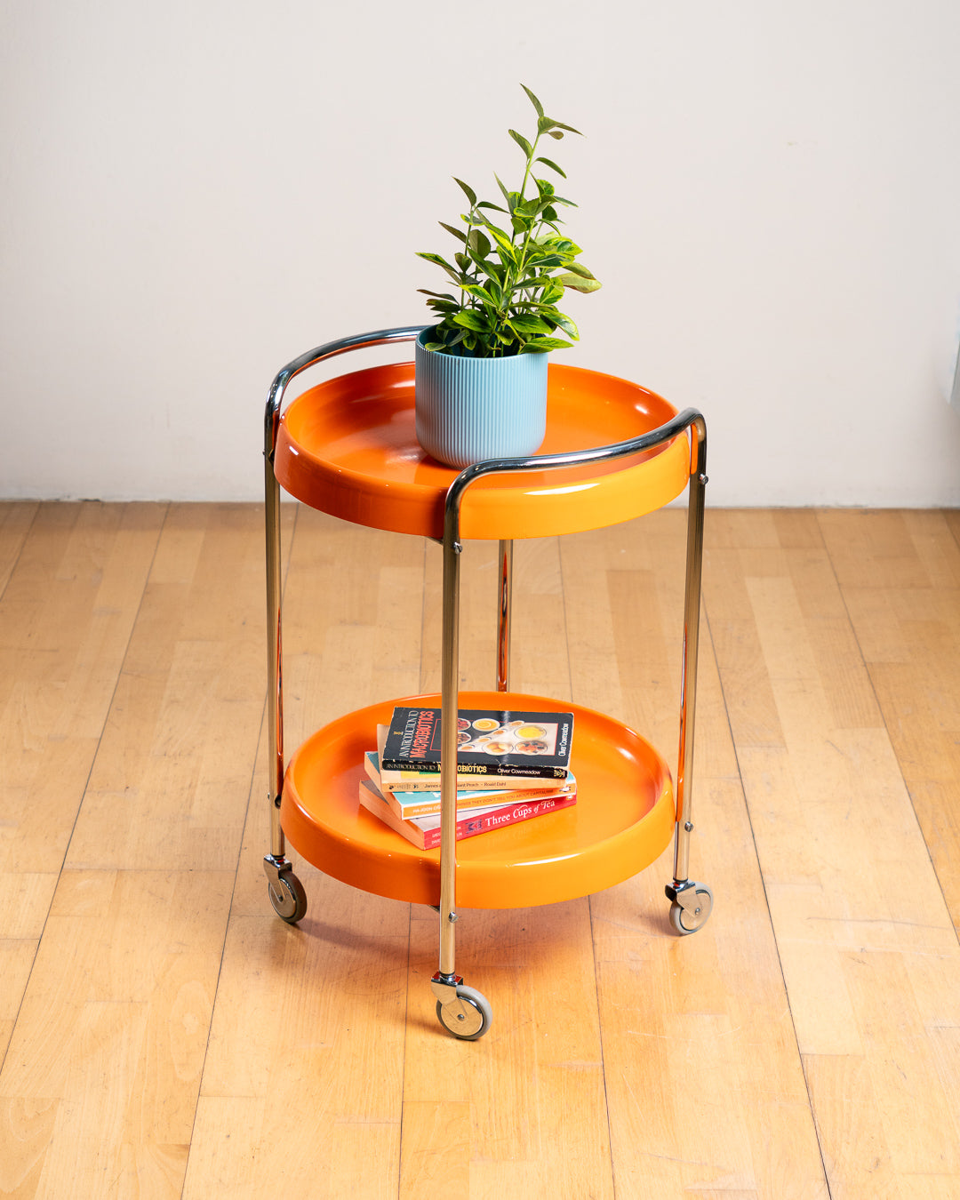 Vintage Italian chrome serving trolley with two orange plastic trays from the 1970s. Space Age bar cart design. Vecino Shop