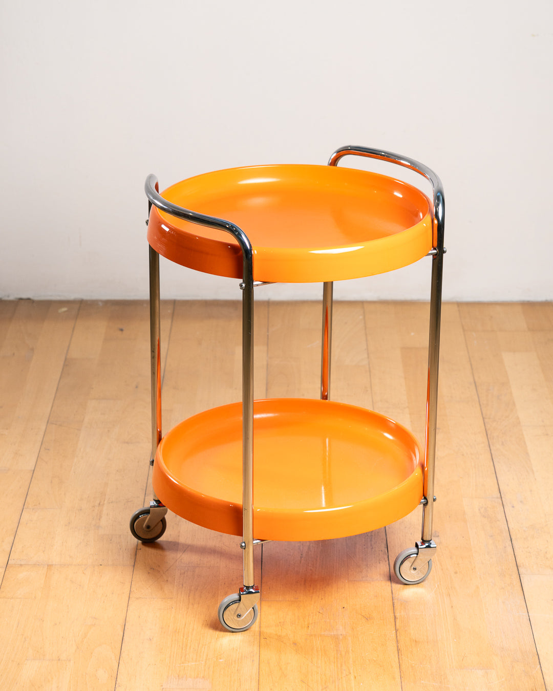 Vintage Italian chrome serving trolley with two orange plastic trays from the 1970s. Space Age bar cart design. Vecino Shop