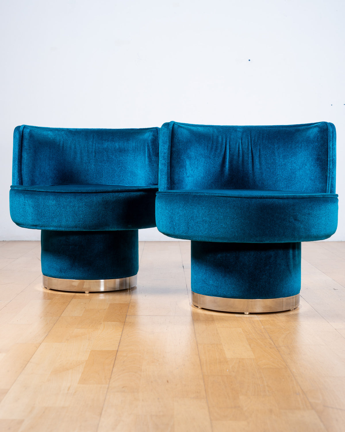 Pair of vintage 1970s Lledó teal velvet tub chairs with curved backs and polished metal plinth bases – Vecino Shop
