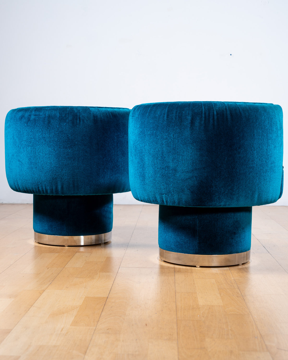 Pair of vintage 1970s Lledó teal velvet tub chairs with curved backs and polished metal plinth bases – Vecino Shop