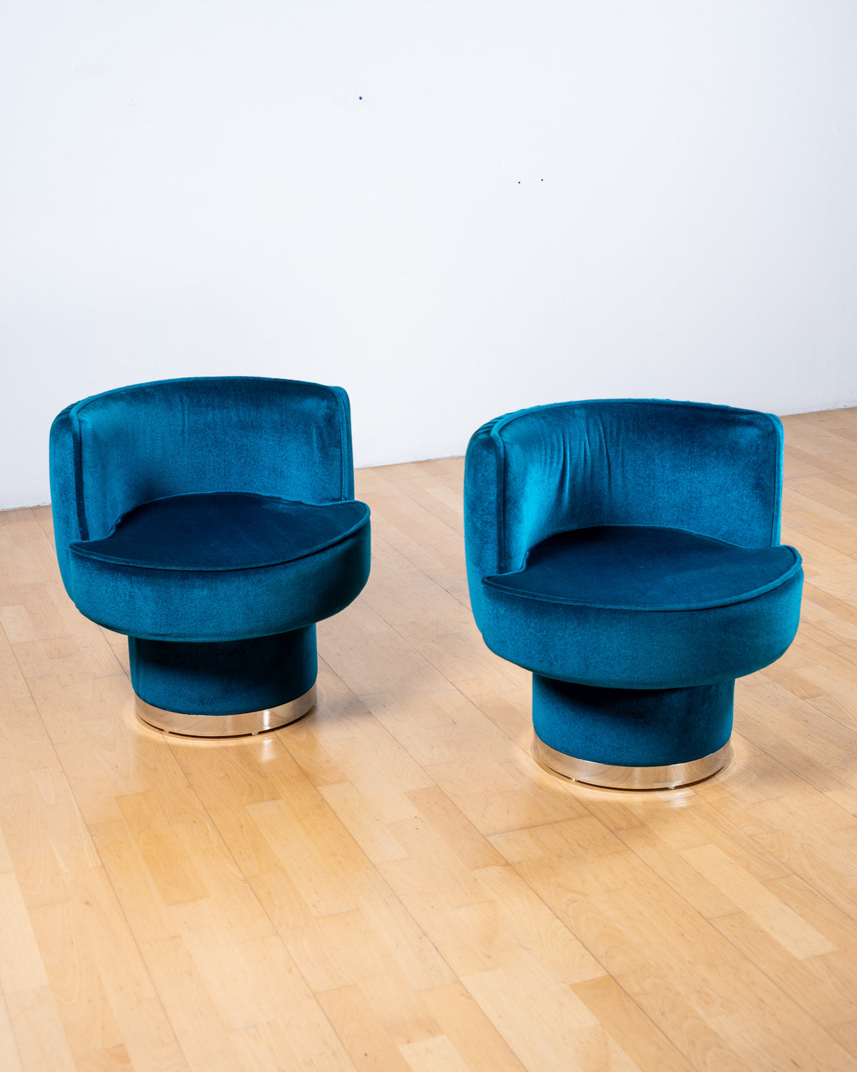 Pair of vintage 1970s Lledó teal velvet tub chairs with curved backs and polished metal plinth bases – Vecino Shop