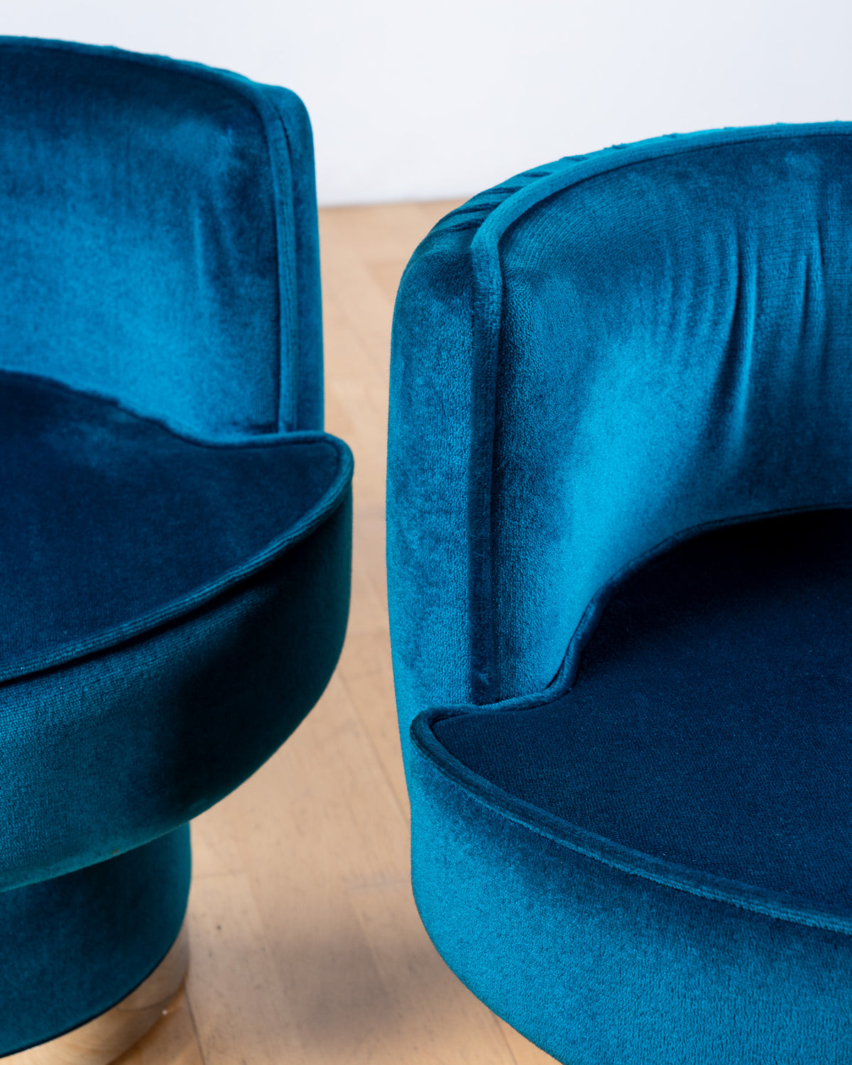 Pair of vintage 1970s Lledó teal velvet tub chairs with curved backs and polished metal plinth bases – Vecino Shop