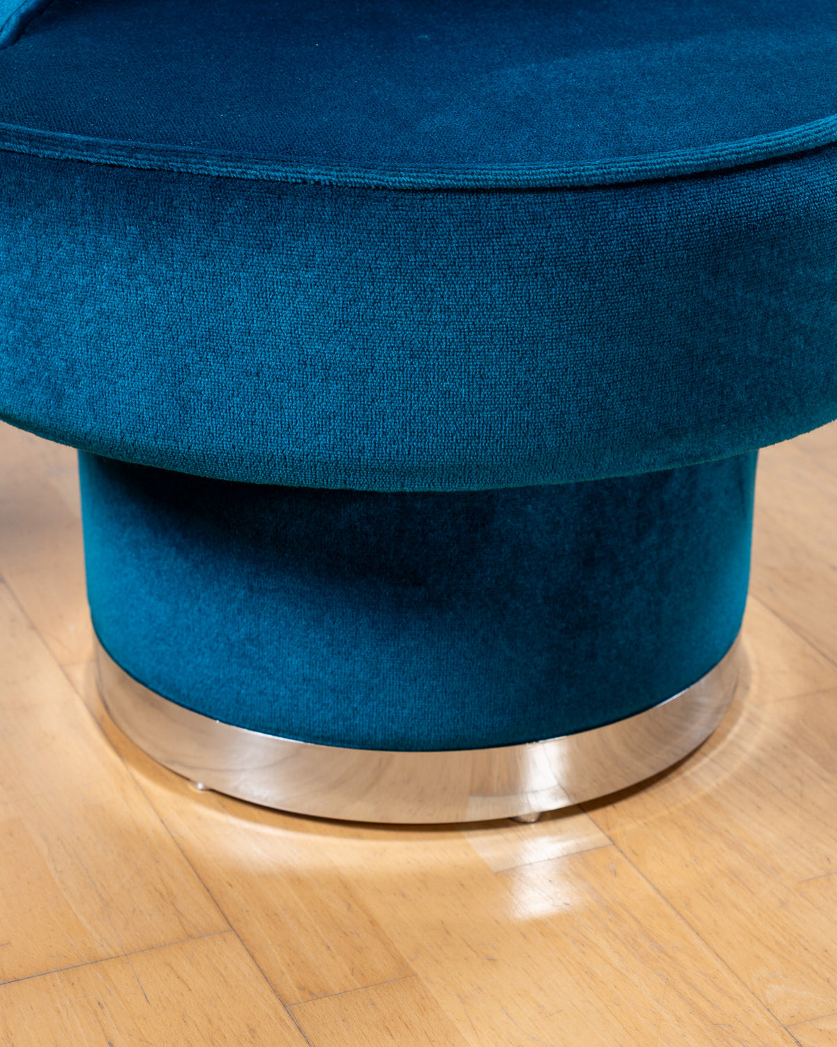 Pair of vintage 1970s Lledó teal velvet tub chairs with curved backs and polished metal plinth bases – Vecino Shop