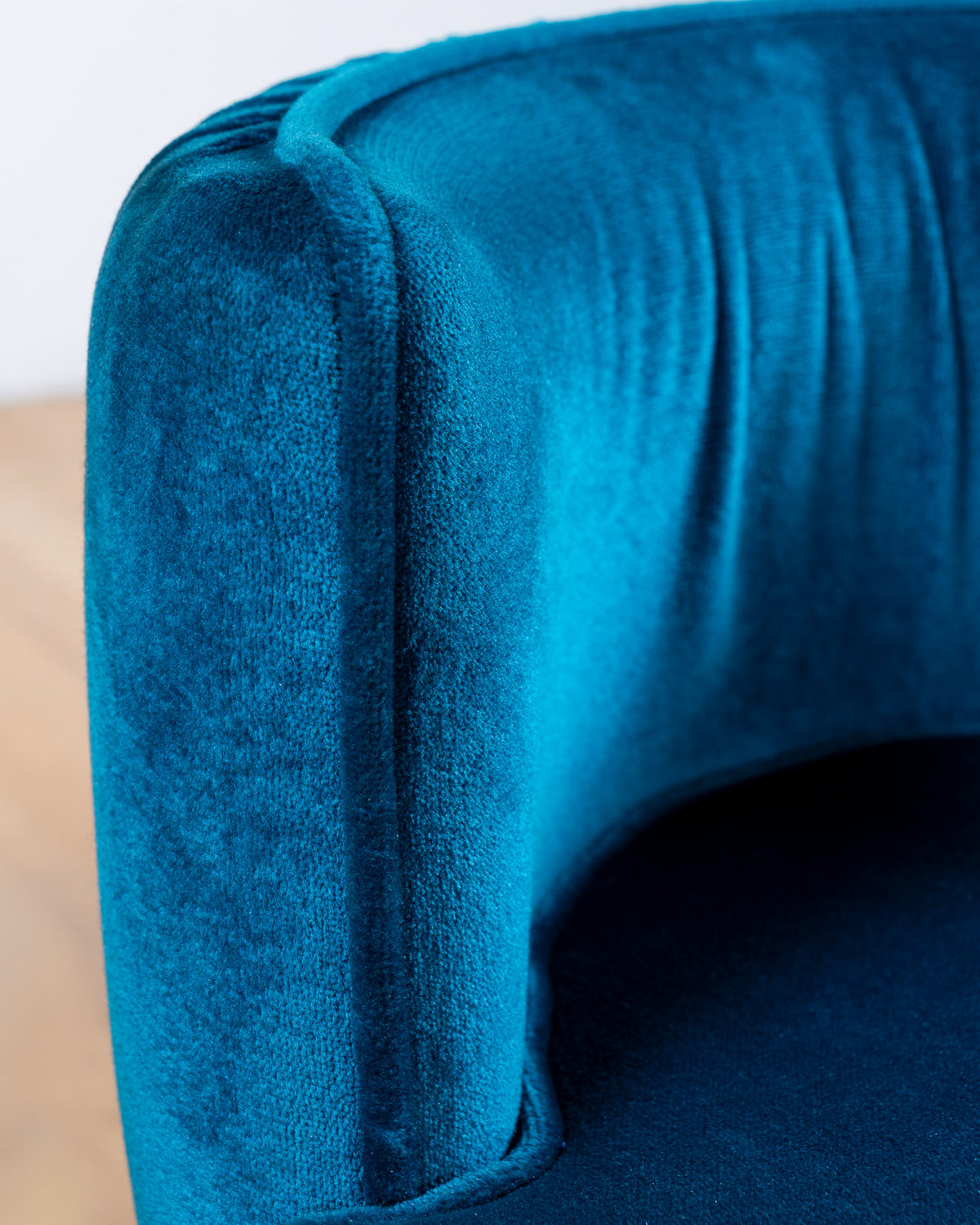 Pair of vintage 1970s Lledó teal velvet tub chairs with curved backs and polished metal plinth bases – Vecino Shop