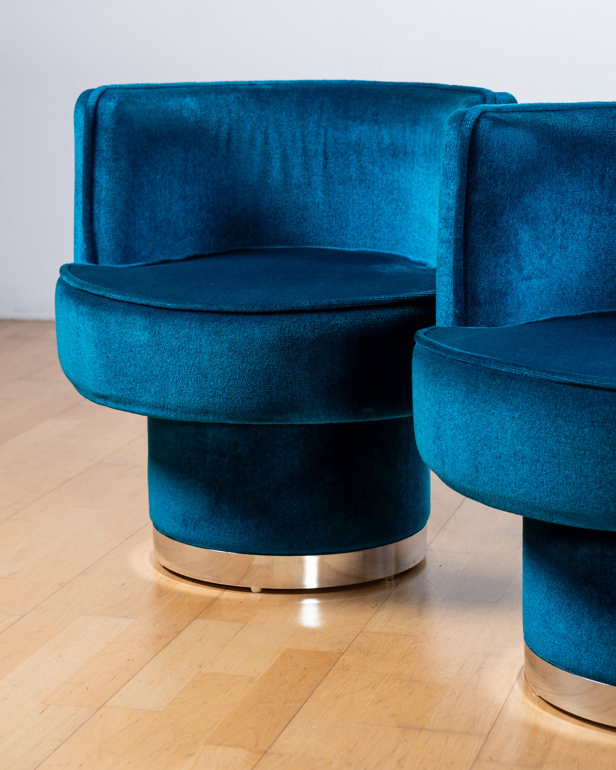 Pair of vintage 1970s Lledó teal velvet tub chairs with curved backs and polished metal plinth bases – Vecino Shop