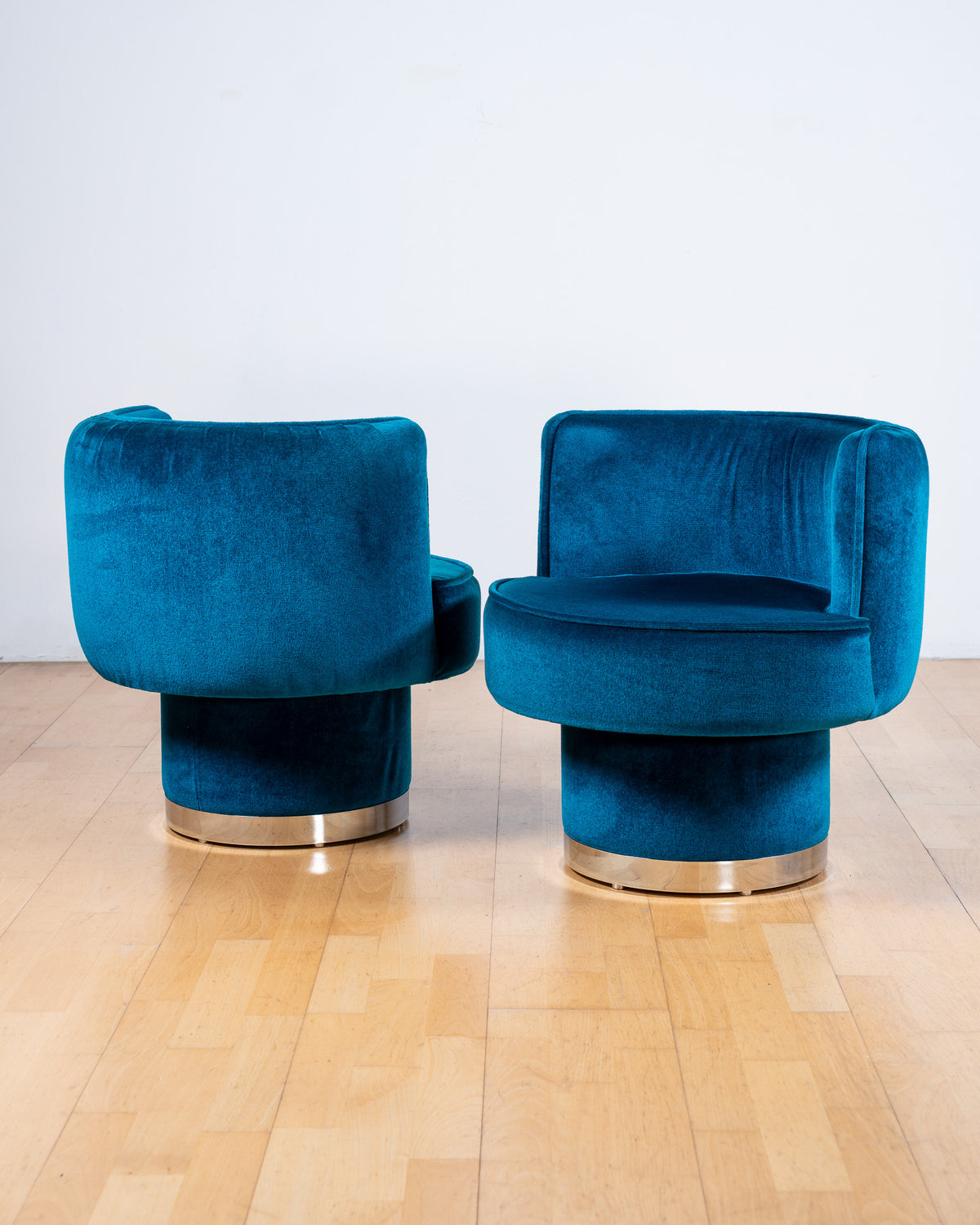 Pair of vintage 1970s Lledó teal velvet tub chairs with curved backs and polished metal plinth bases – Vecino Shop