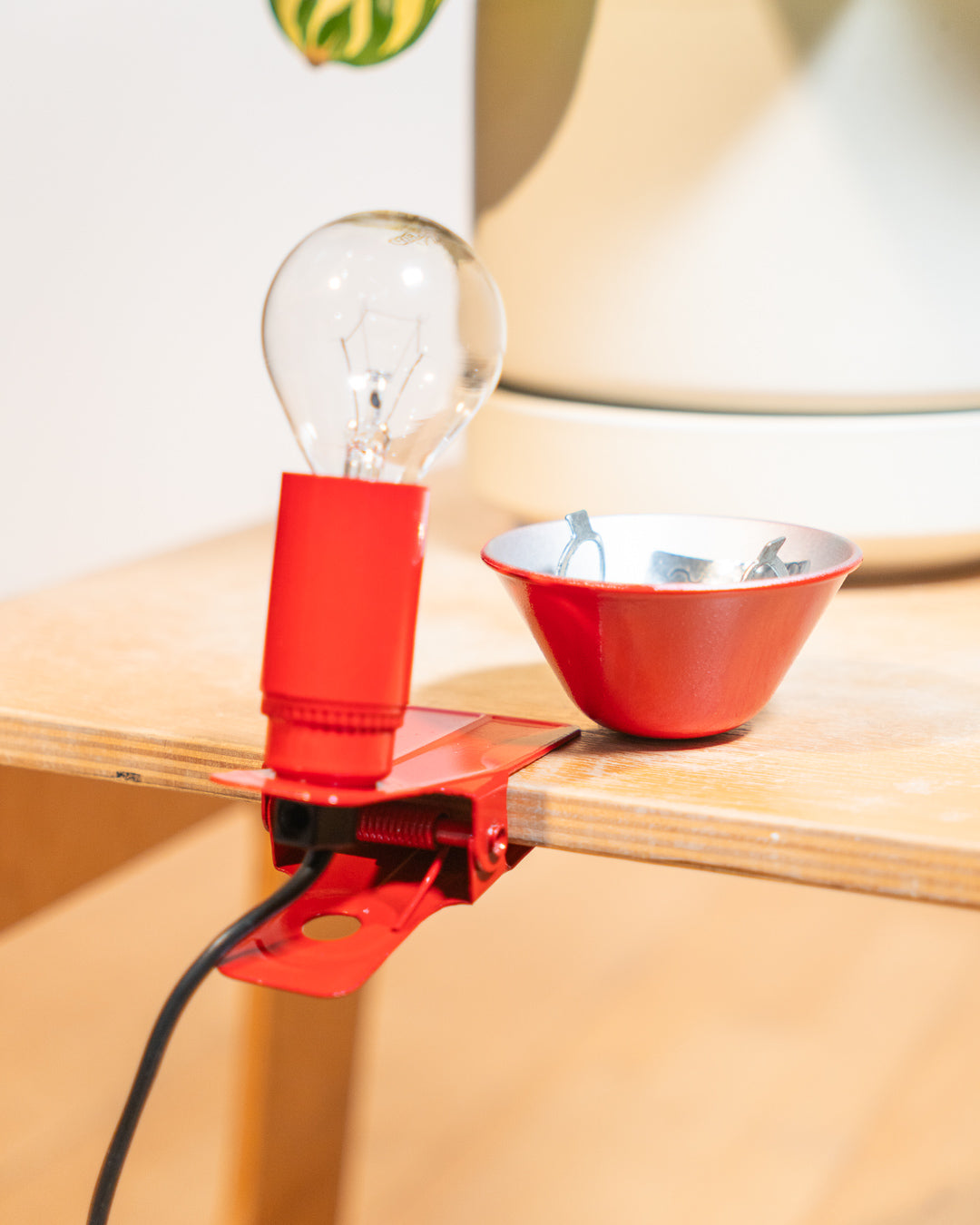 Vintage Luxus mini mushroom clip lamp in red, 1980s Spanish Space Age design with clip base and E14 bulb. Vecino Shop