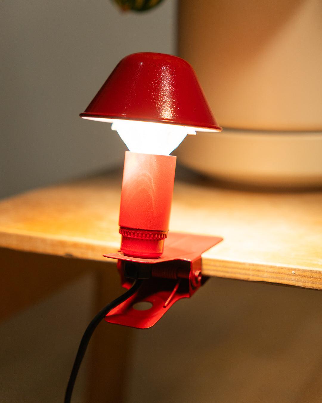 Vintage Luxus mini mushroom clip lamp in red, 1980s Spanish Space Age design with clip base and E14 bulb. Vecino Shop