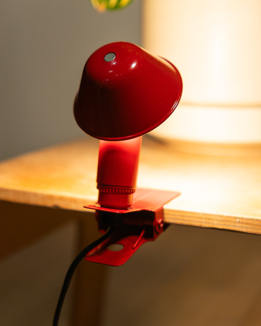 Vintage Luxus mini mushroom clip lamp in red, 1980s Spanish Space Age design with clip base and E14 bulb. Vecino Shop