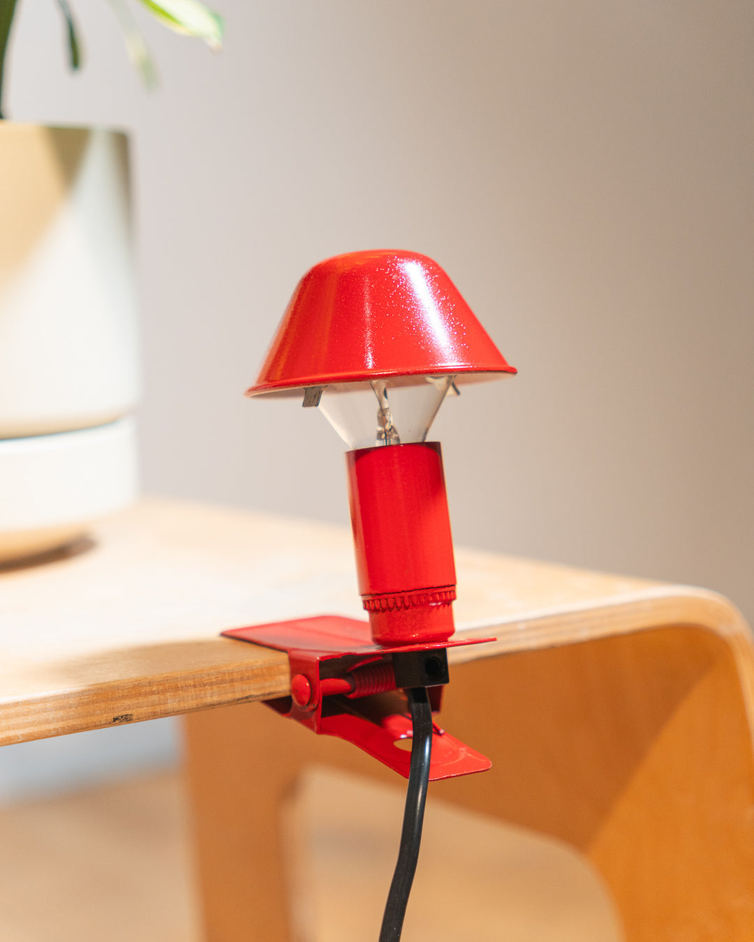 Vintage Luxus mini mushroom clip lamp in red, 1980s Spanish Space Age design with clip base and E14 bulb. Vecino Shop