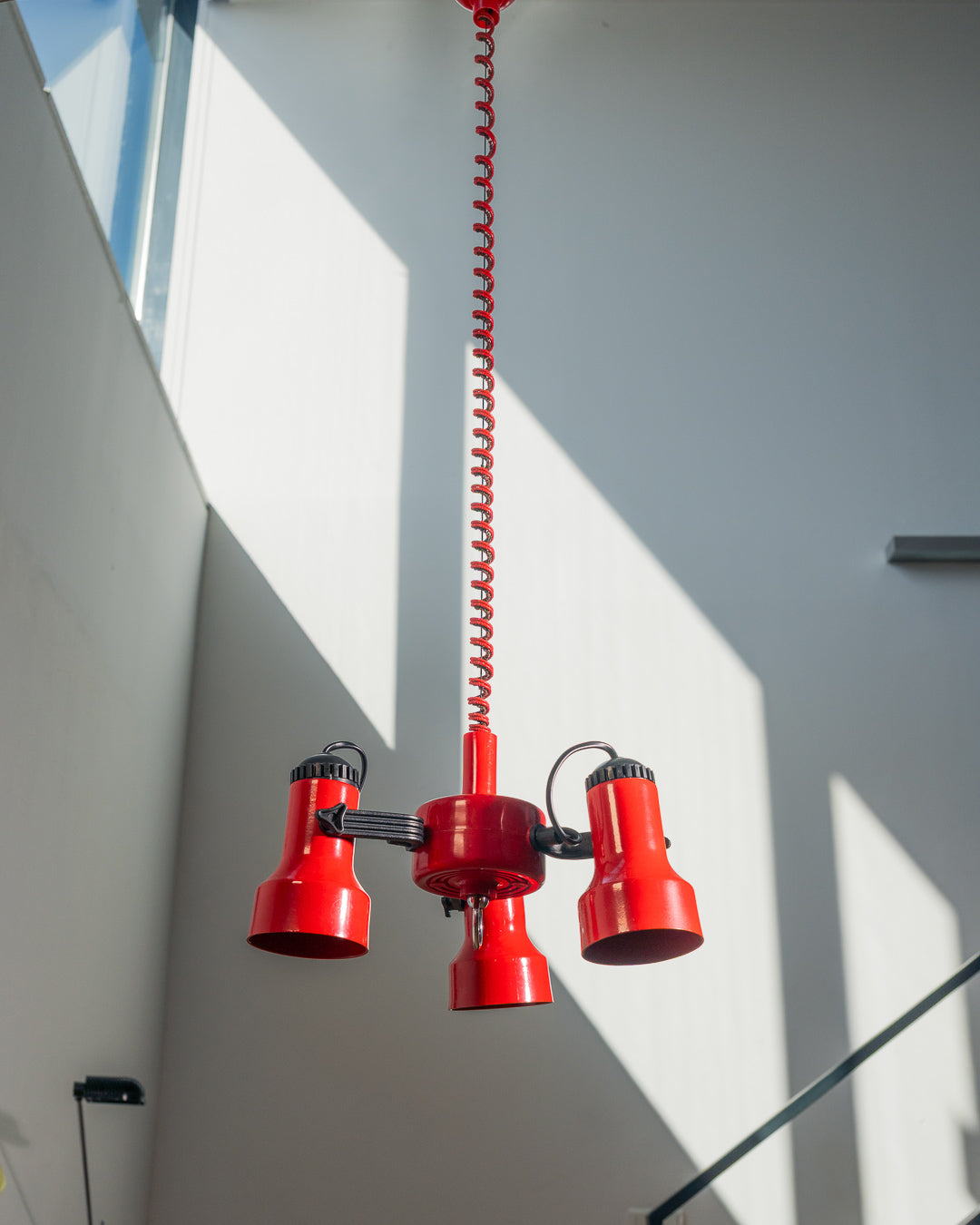 Vintage Italian 1980s red 3-spot extendible ceiling lamp, Space Age design. Vecino Shop