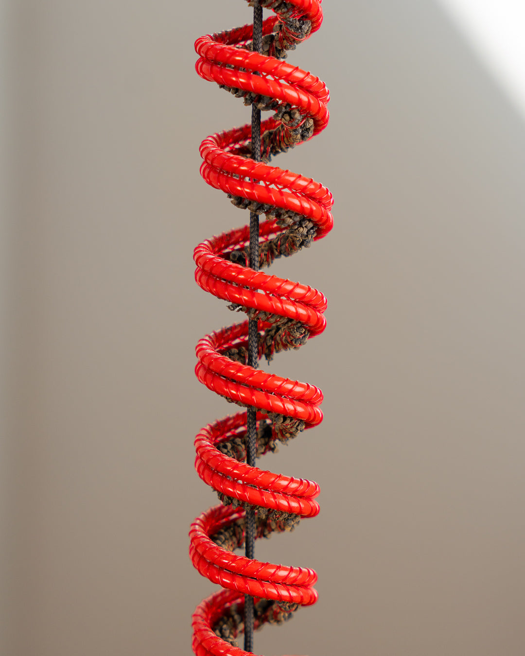 Vintage Italian 1980s red 3-spot extendible ceiling lamp, Space Age design. Vecino Shop
