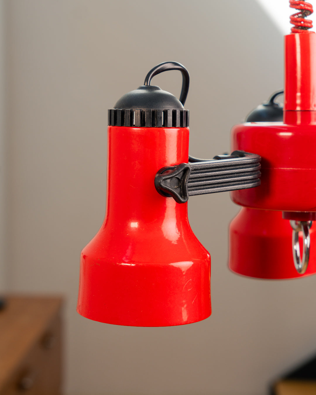 Vintage Italian 1980s red 3-spot extendible ceiling lamp, Space Age design. Vecino Shop