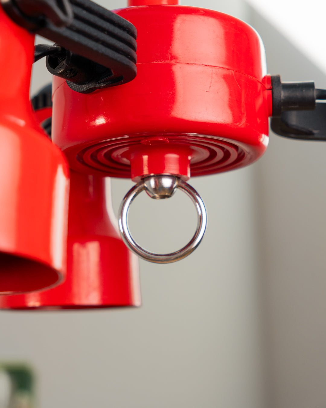 Vintage Italian 1980s red 3-spot extendible ceiling lamp, Space Age design. Vecino Shop