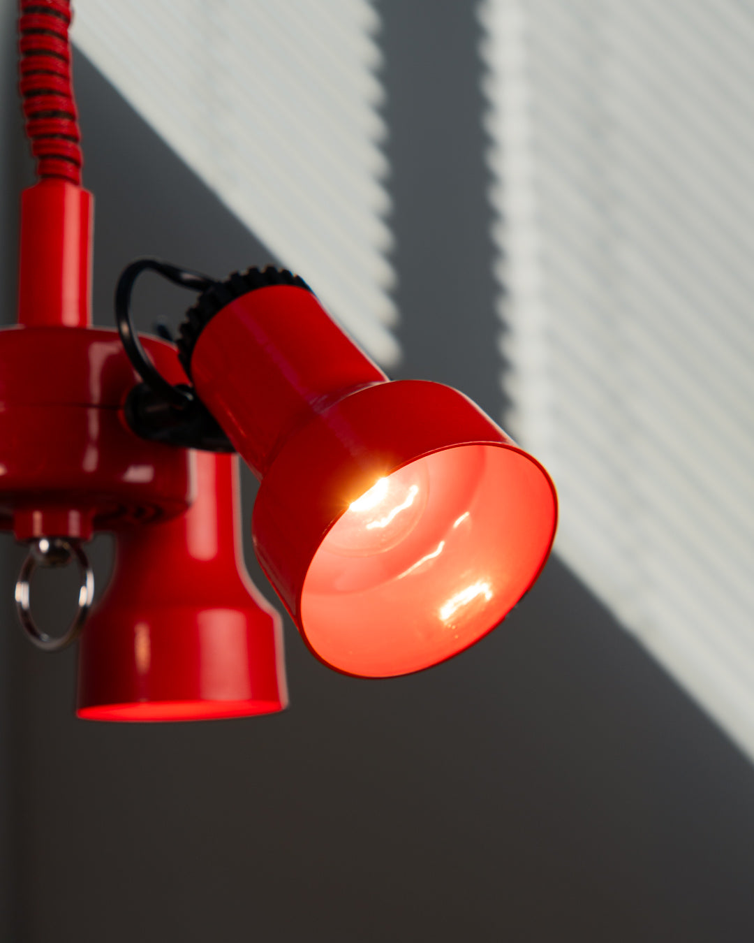 Vintage Italian 1980s red 3-spot extendible ceiling lamp, Space Age design. Vecino Shop