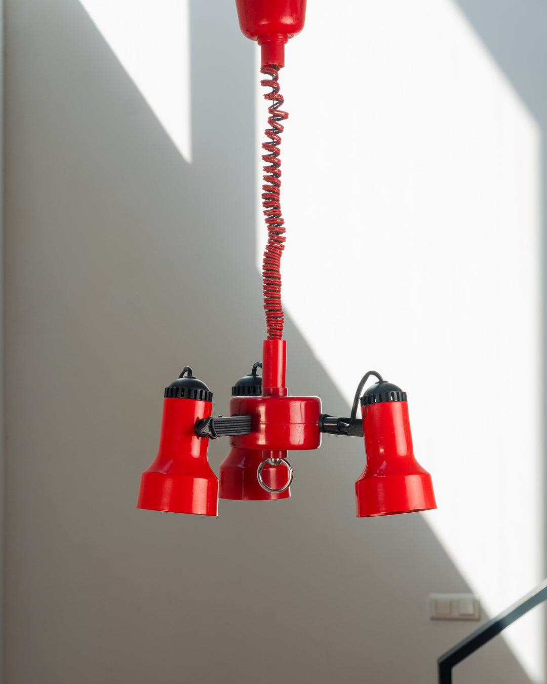 Vintage Italian 1980s red 3-spot extendible ceiling lamp, Space Age design. Vecino Shop