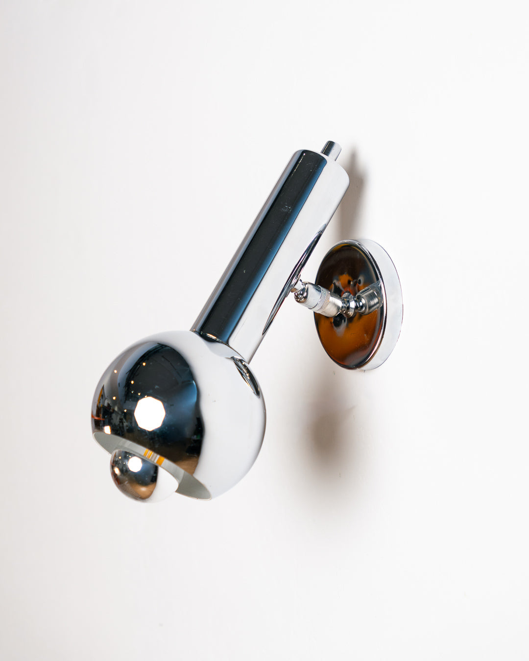 Vintage 1970s chrome adjustable eyeball spotlight wall sconce with chrome-tipped bulb. Mid Century, Space Age lighting.  Vecino Shop