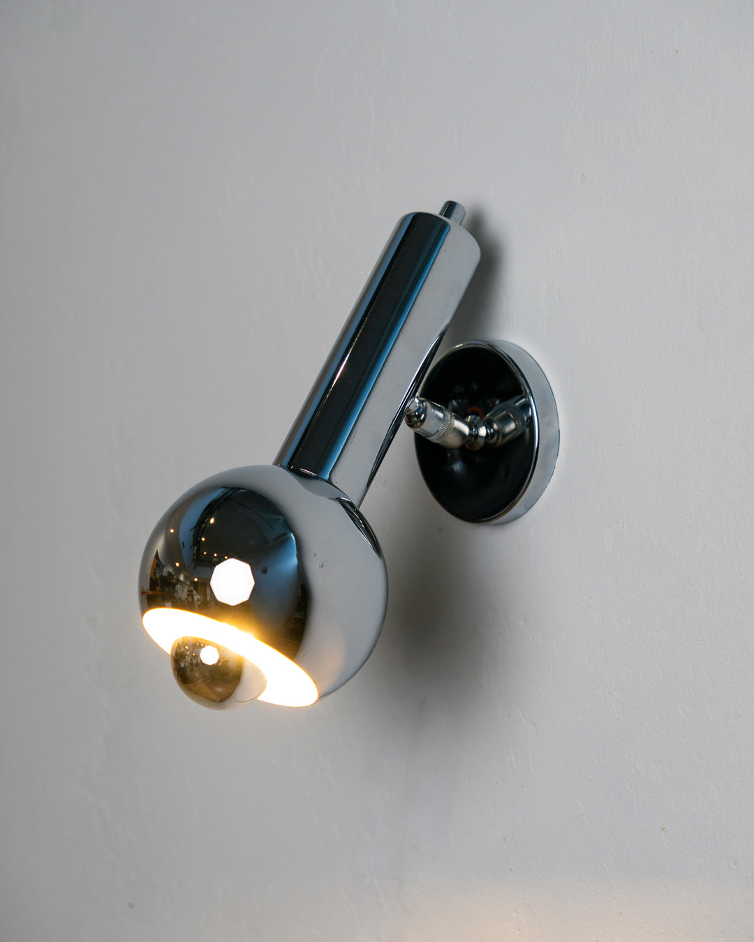 Vintage 1970s chrome adjustable eyeball spotlight wall sconce with chrome-tipped bulb. Mid Century, Space Age lighting.  Vecino Shop