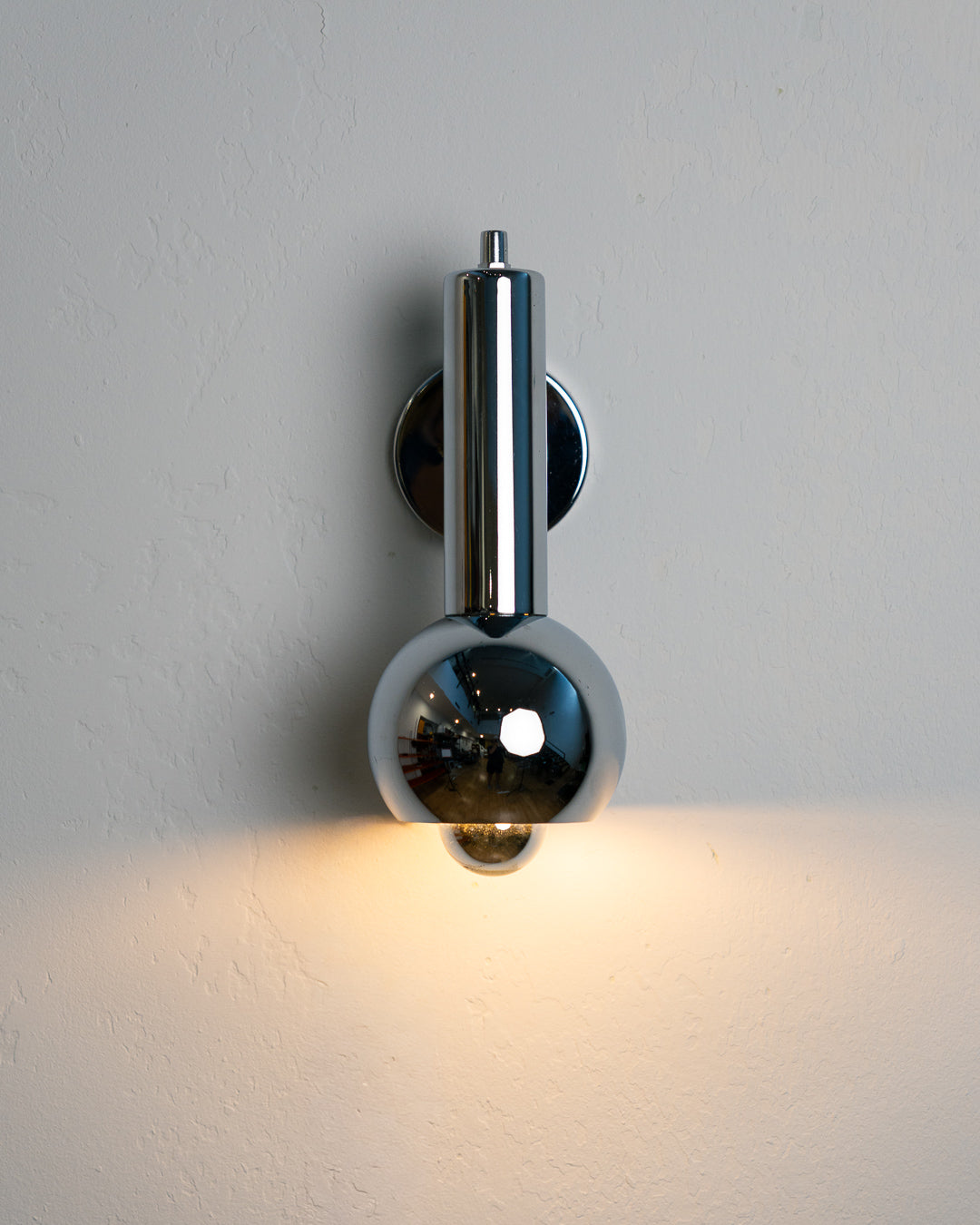 Vintage 1970s chrome adjustable eyeball spotlight wall sconce with chrome-tipped bulb. Mid Century, Space Age lighting.  Vecino Shop