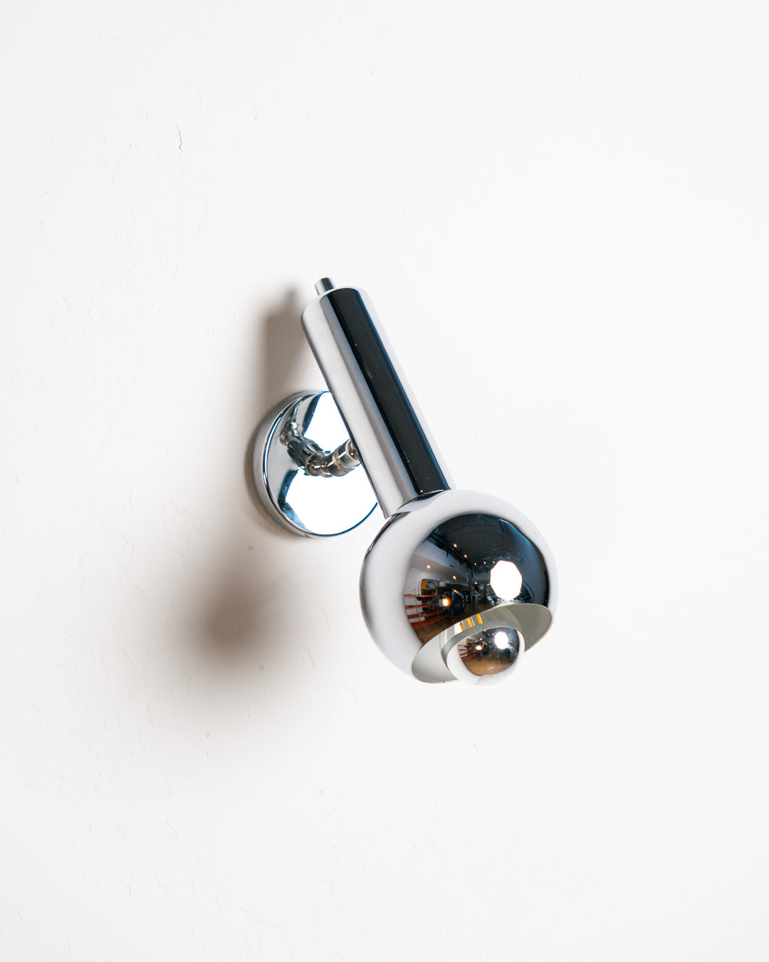 Vintage 1970s chrome adjustable eyeball spotlight wall sconce with chrome-tipped bulb. Mid Century, Space Age lighting.  Vecino Shop