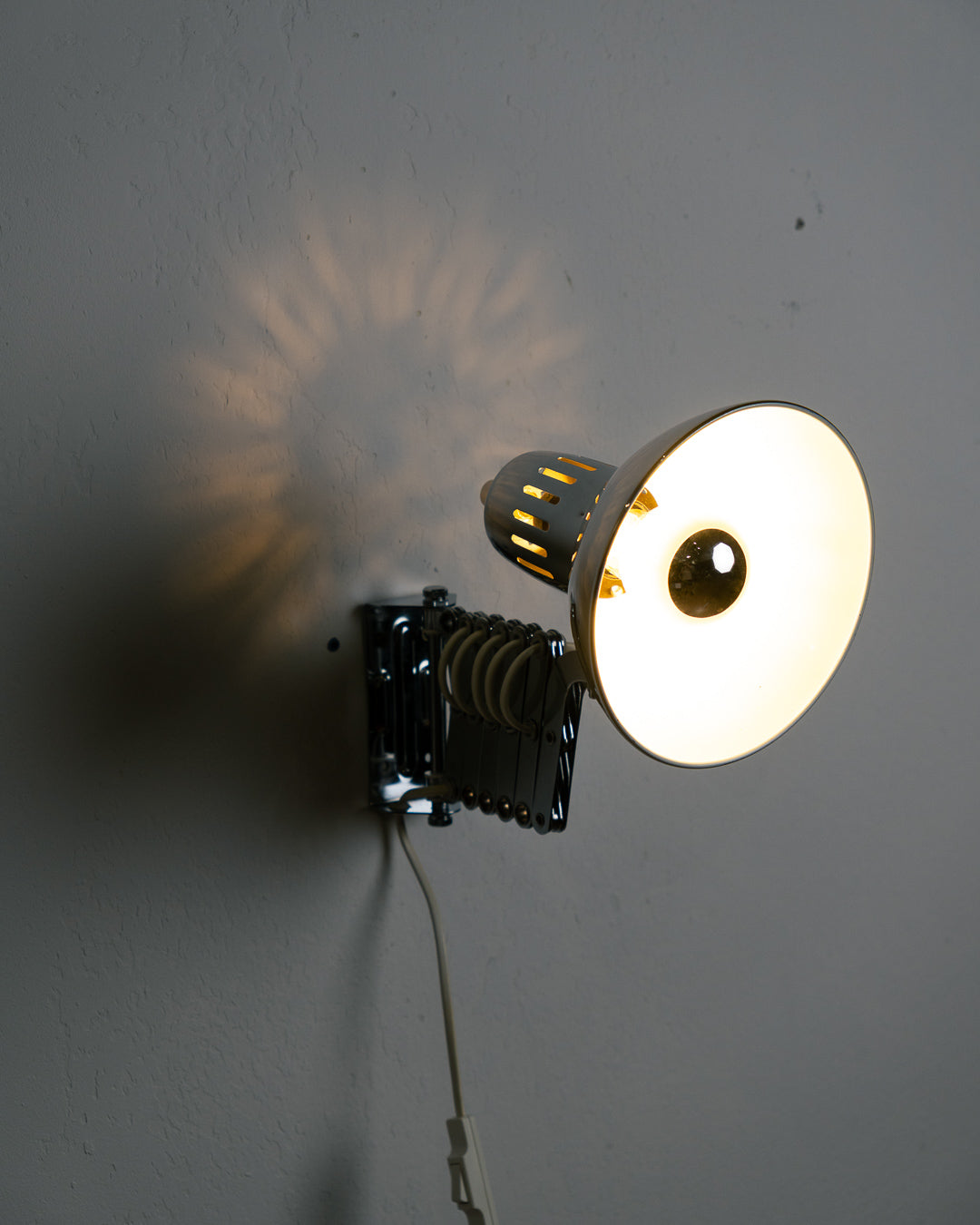 Vintage IKEA Semester chrome scissor wall lamp from the 1980s with extendable adjustable arm. Vecino Shop