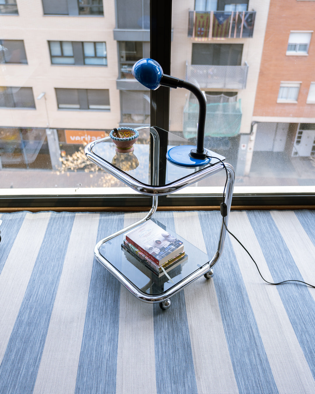 Mid-Century Modern chrome auxiliary table with smoked glass and wheels – Vecino Shop