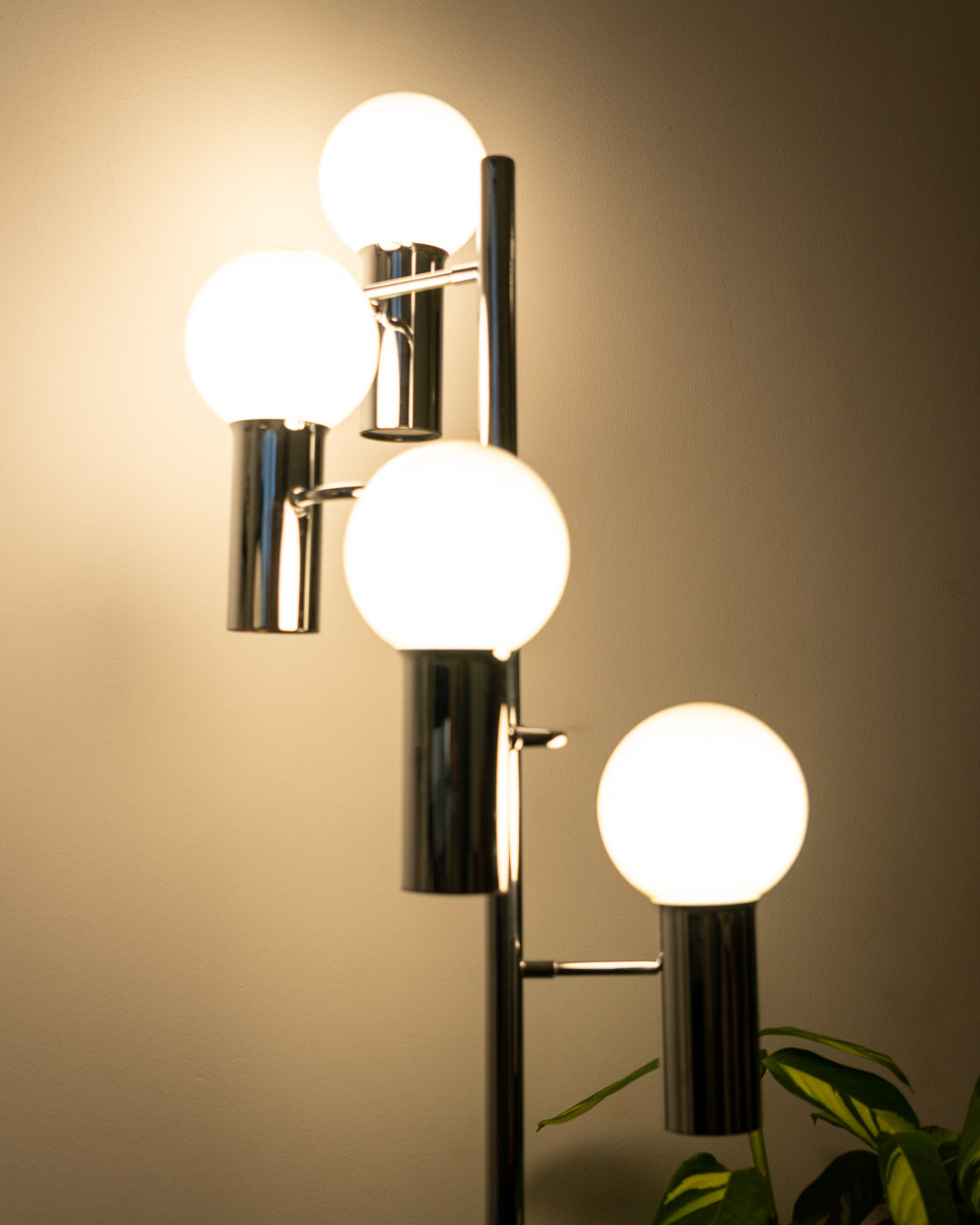 1970s vintage chrome floor lamp with 4 large round white bulbs, very good vintage condition. Vecino Shop