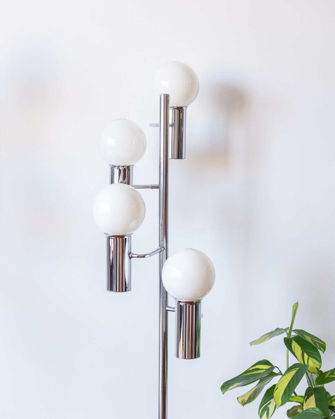 1970s vintage chrome floor lamp with 4 large round white bulbs, very good vintage condition. Vecino Shop