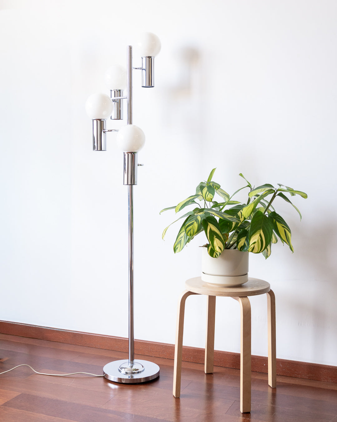 1970s vintage chrome floor lamp with 4 large round white bulbs, very good vintage condition. Vecino Shop