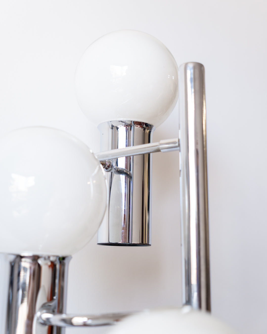 1970s vintage chrome floor lamp with 4 large round white bulbs, very good vintage condition. Vecino Shop