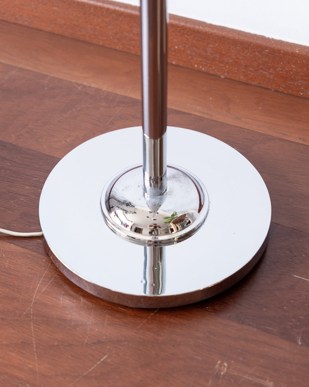 1970s vintage chrome floor lamp with 4 large round white bulbs, very good vintage condition. Vecino Shop