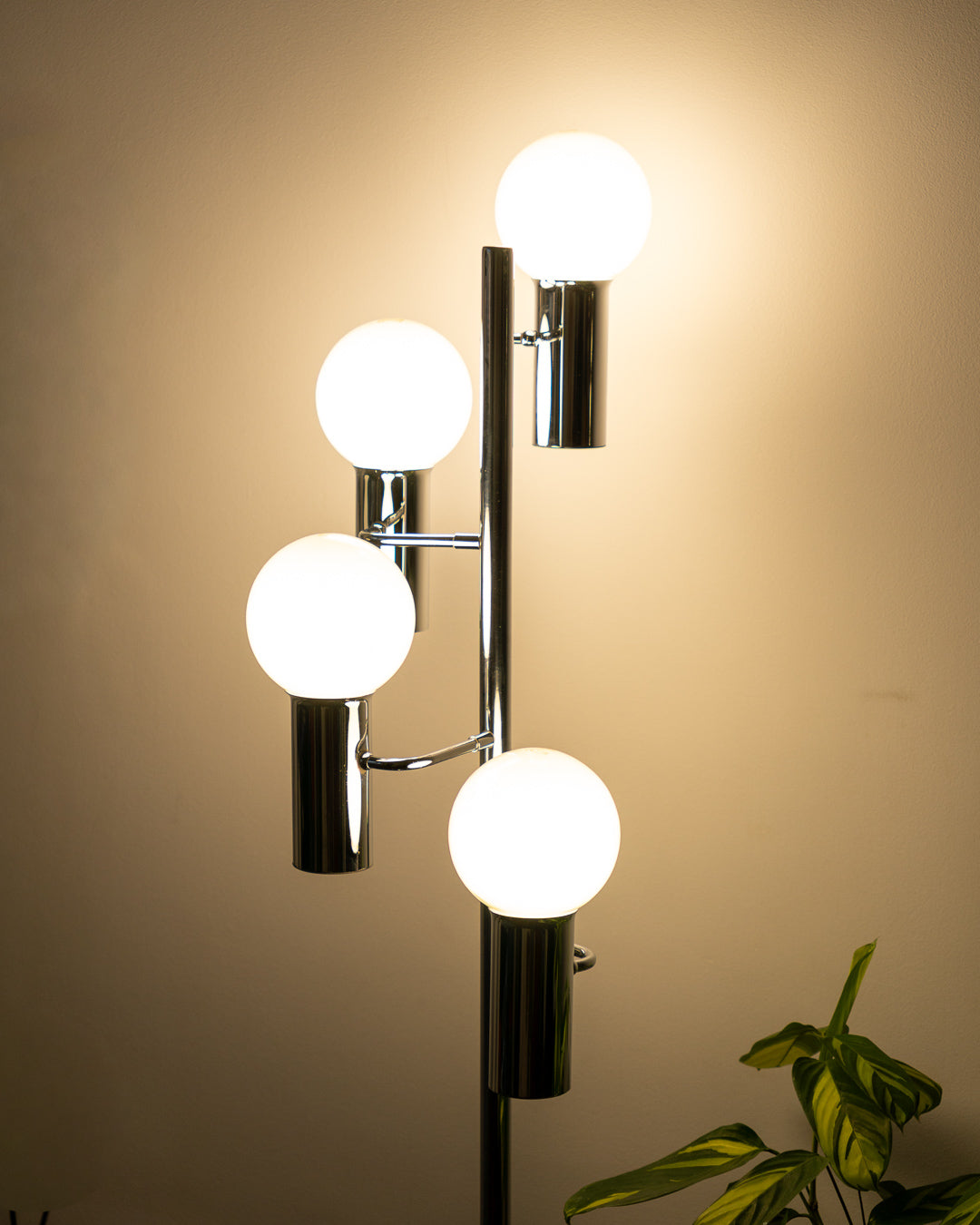 1970s vintage chrome floor lamp with 4 large round white bulbs, very good vintage condition. Vecino Shop