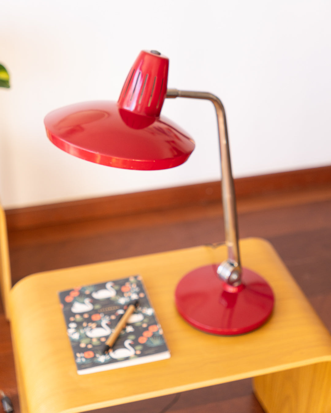 Vintage Fase Faro red desk lamp from the 1970s, very good condition, small mark inside shade, one-of-a-kind. Vecino Shop