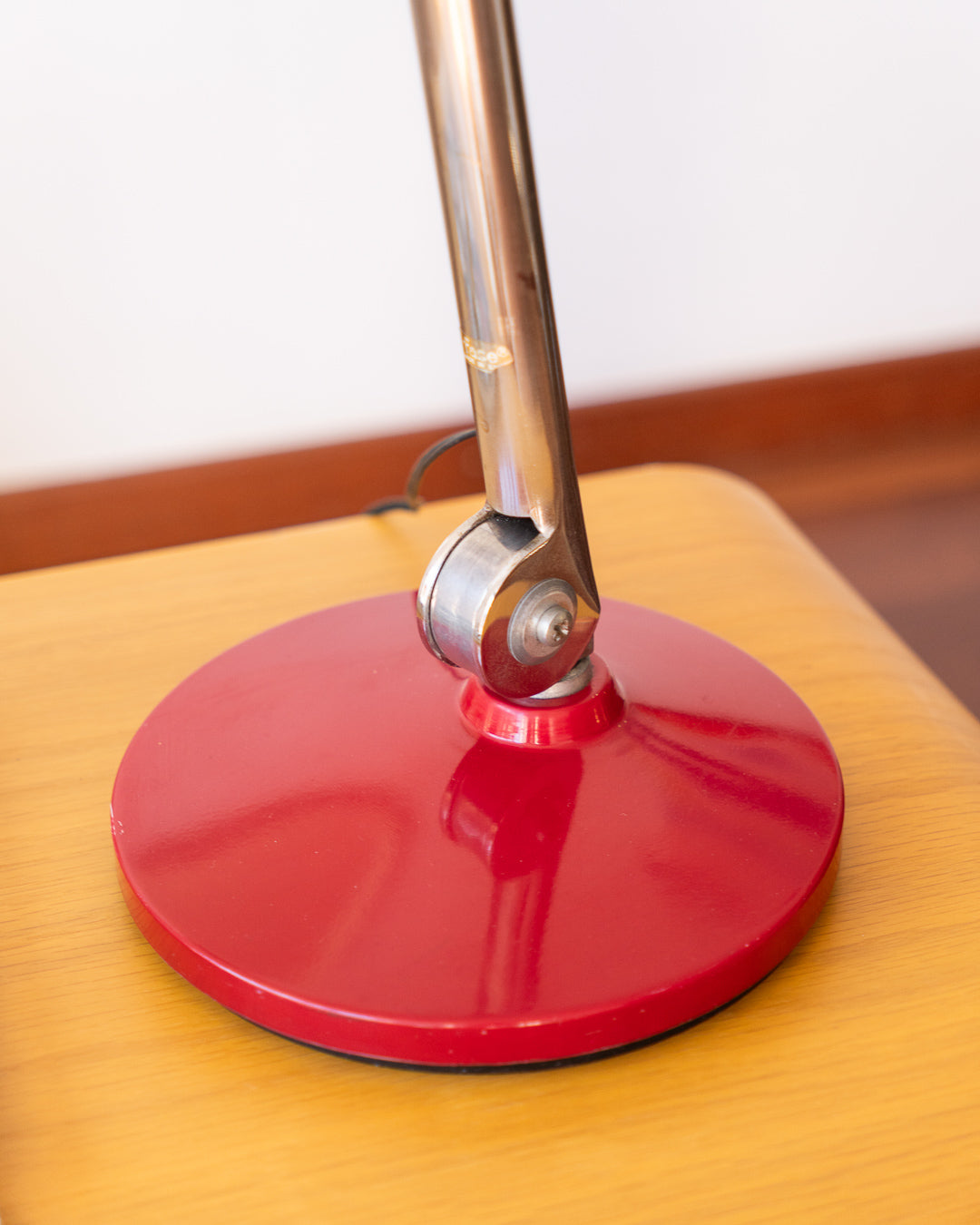 Vintage Fase Faro red desk lamp from the 1970s, very good condition, small mark inside shade, one-of-a-kind. Vecino Shop