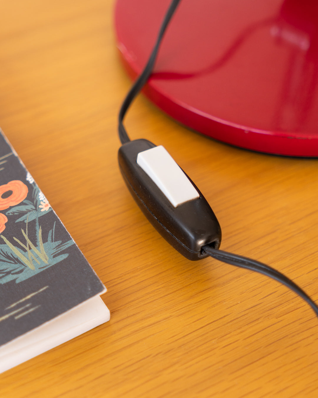 Vintage Fase Faro red desk lamp from the 1970s, very good condition, small mark inside shade, one-of-a-kind. Vecino Shop