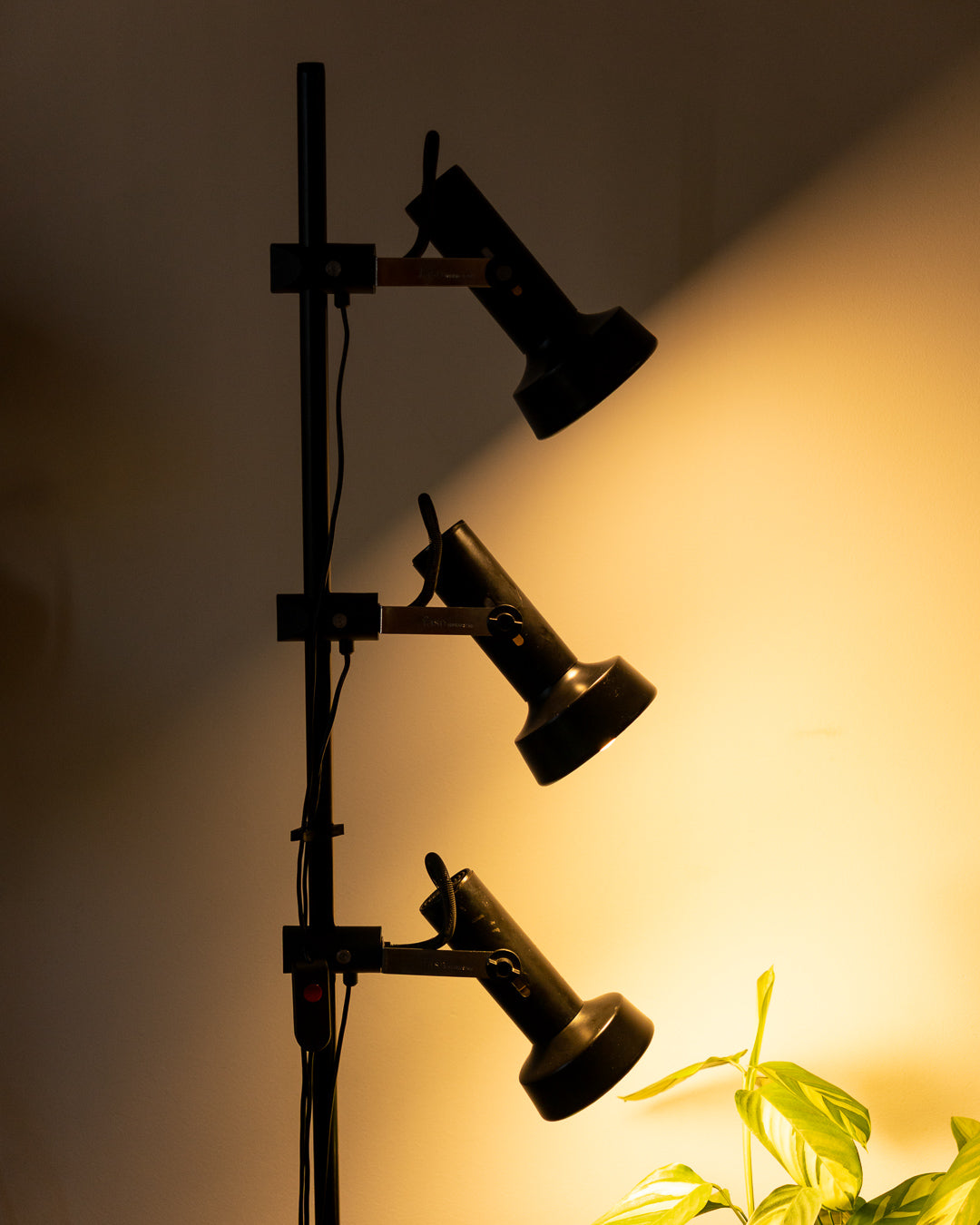 Fase 1970s vintage floor lamp with 3 adjustable black metal spots, chrome supports, good vintage condition. Vecino Shop