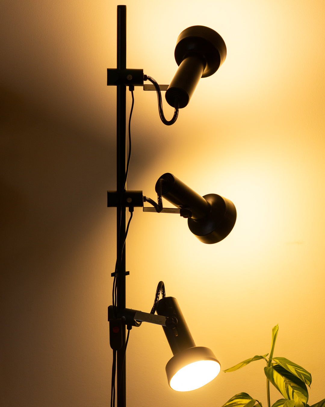 Fase 1970s vintage floor lamp with 3 adjustable black metal spots, chrome supports, good vintage condition. Vecino Shop