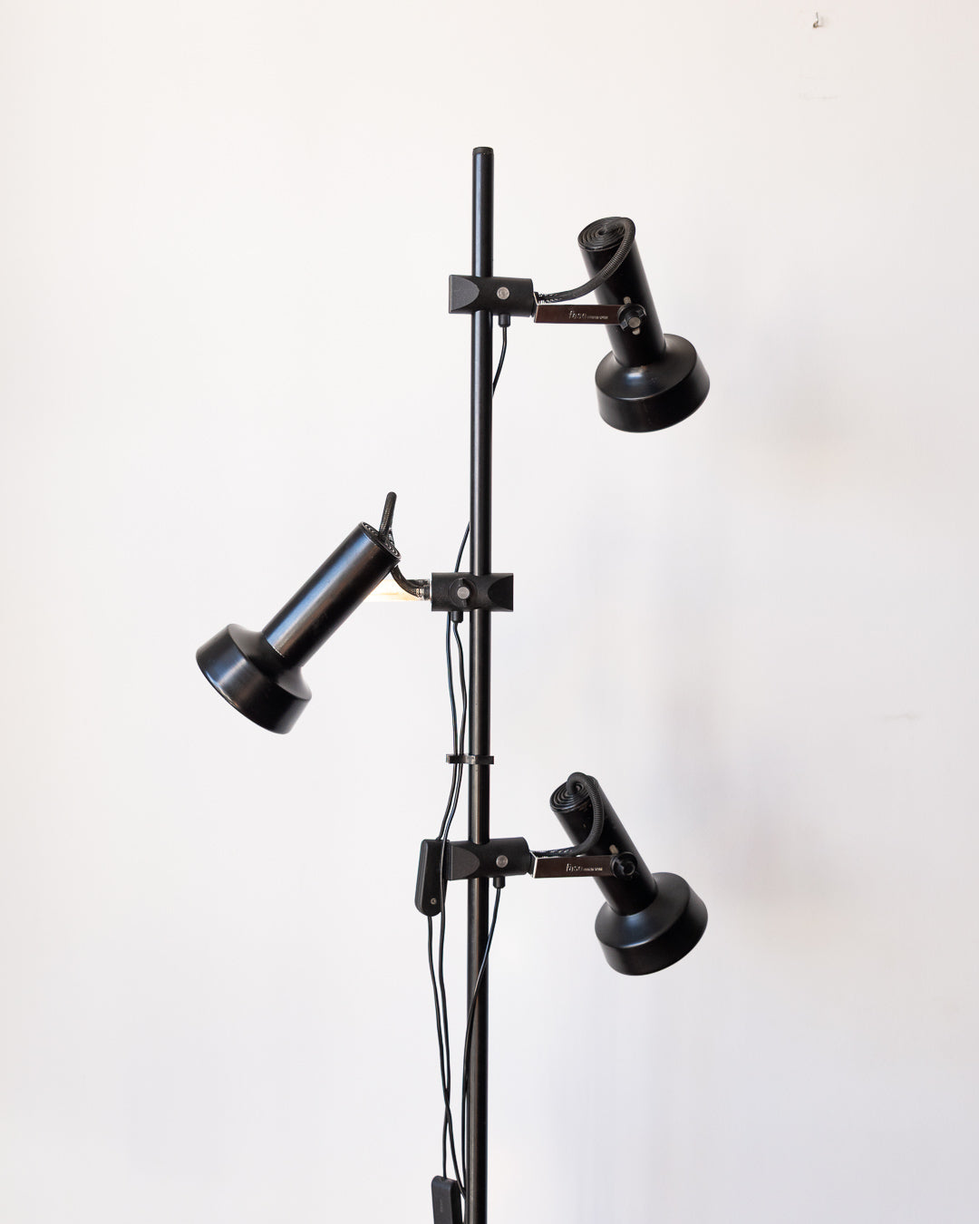 Fase 1970s vintage floor lamp with 3 adjustable black metal spots, chrome supports, good vintage condition. Vecino Shop
