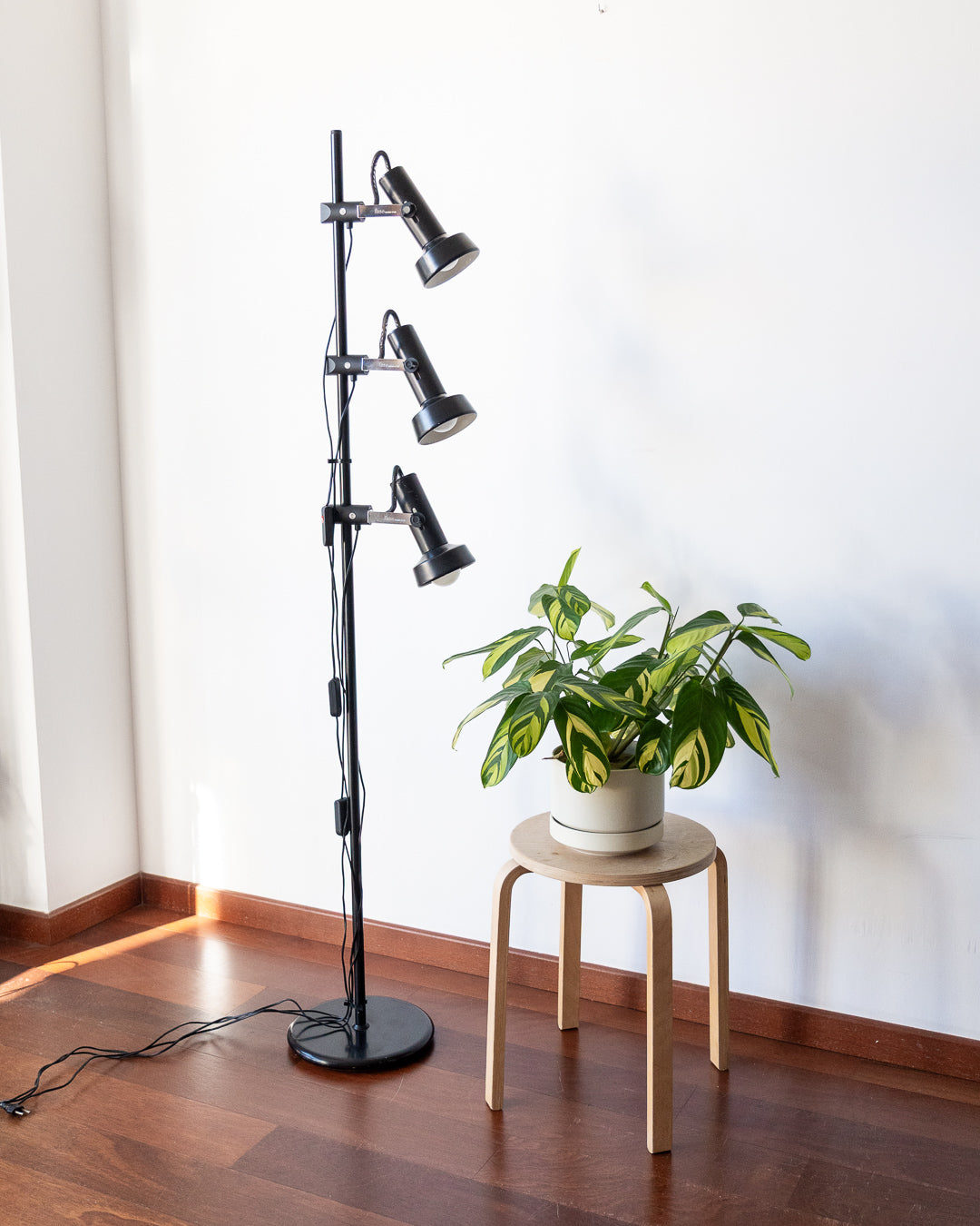 Fase 1970s vintage floor lamp with 3 adjustable black metal spots, chrome supports, good vintage condition. Vecino Shop