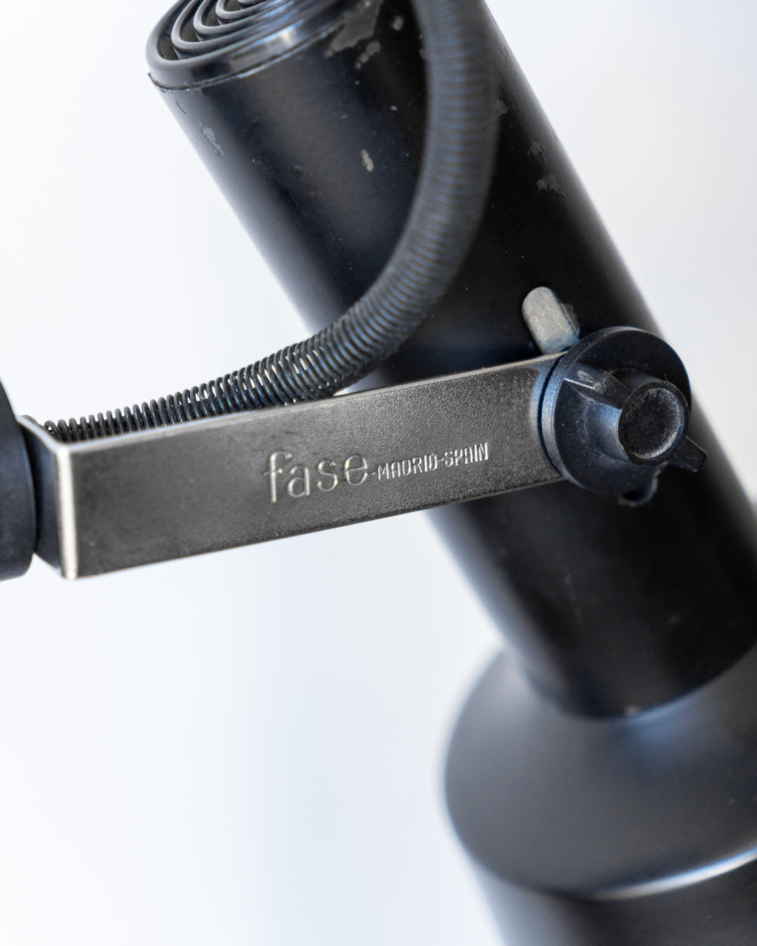 Fase 1970s vintage floor lamp with 3 adjustable black metal spots, chrome supports, good vintage condition. Vecino Shop