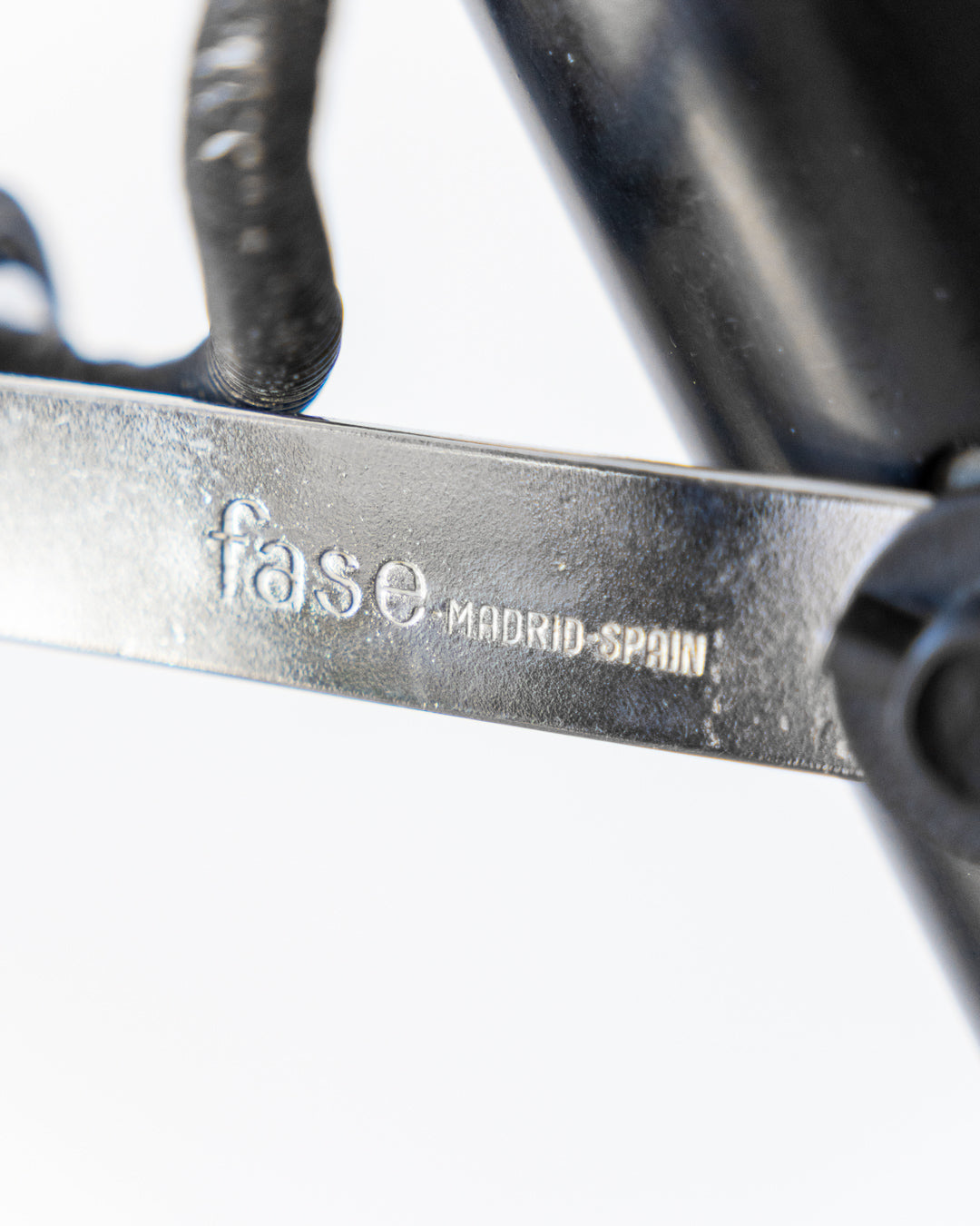 Fase 1970s vintage floor lamp with 3 adjustable black metal spots, chrome supports, good vintage condition. Vecino Shop