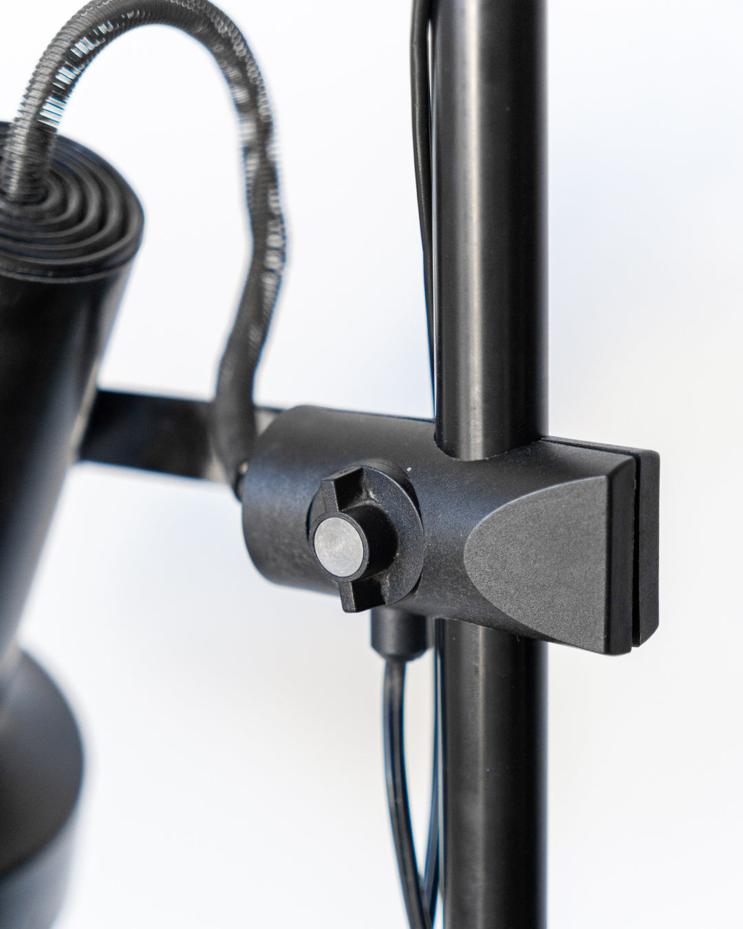 Fase 1970s vintage floor lamp with 3 adjustable black metal spots, chrome supports, good vintage condition. Vecino Shop