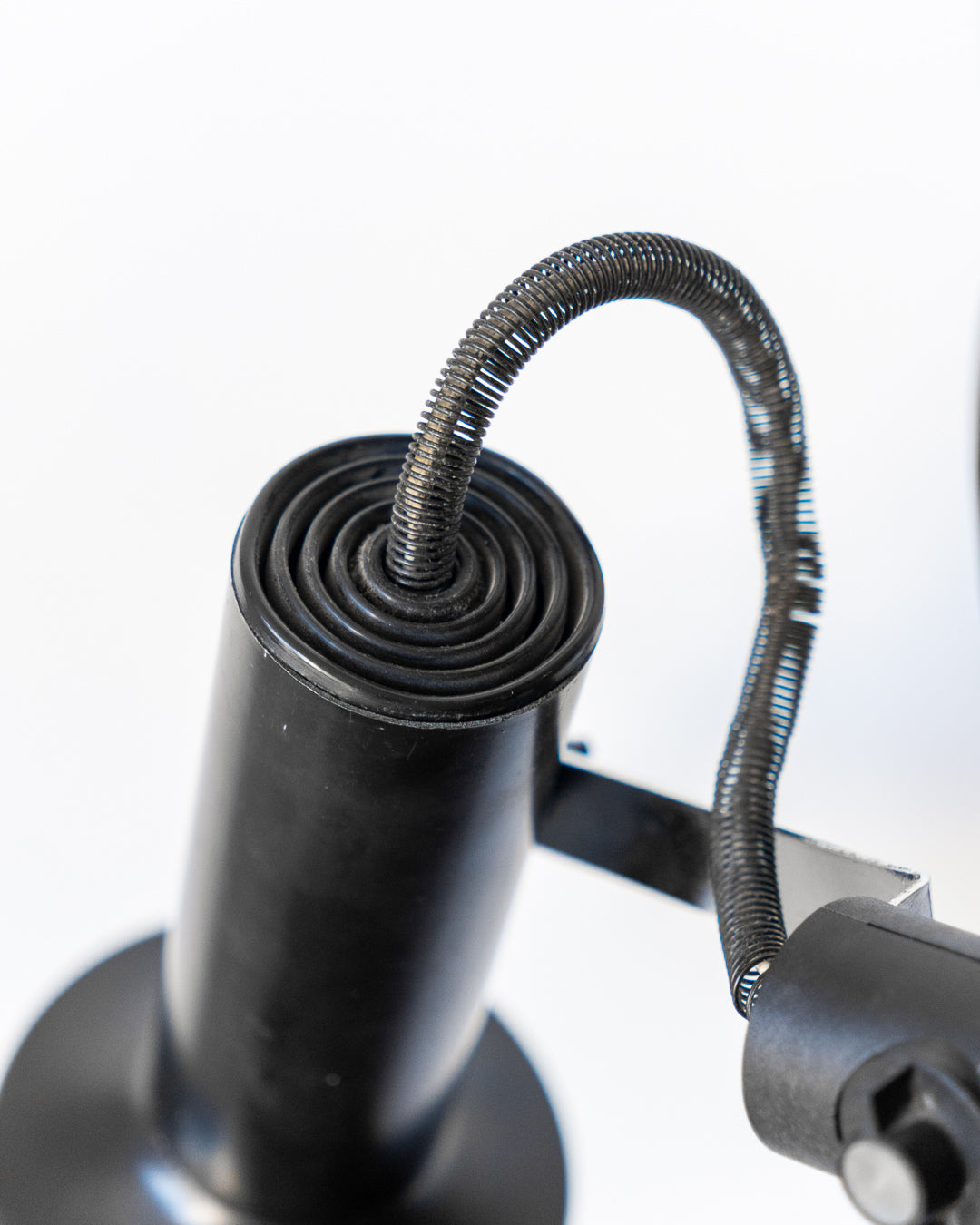 Fase 1970s vintage floor lamp with 3 adjustable black metal spots, chrome supports, good vintage condition. Vecino Shop