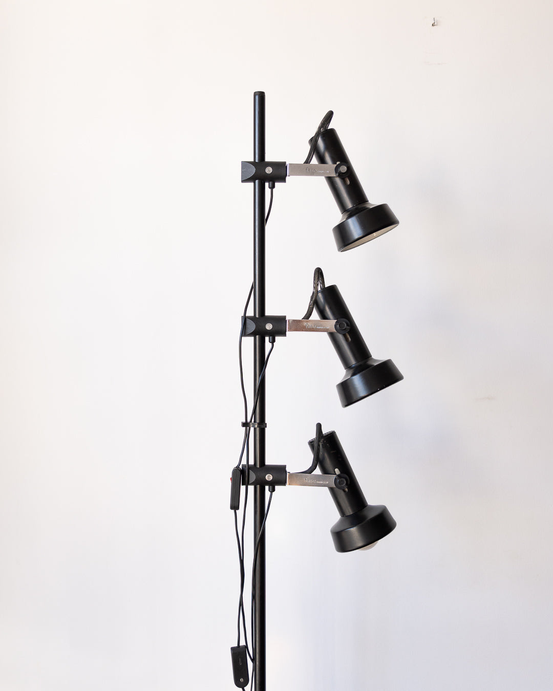 Fase 1970s vintage floor lamp with 3 adjustable black metal spots, chrome supports, good vintage condition. Vecino Shop