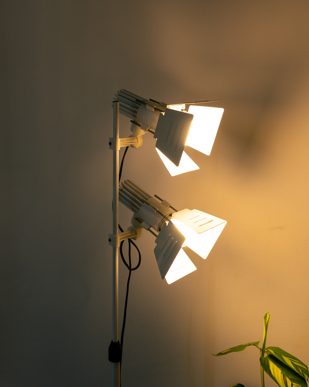 Fase Stage 1970s vintage floor lamp, white, adjustable height up to 1.50 m, excellent condition. Vecino Shop