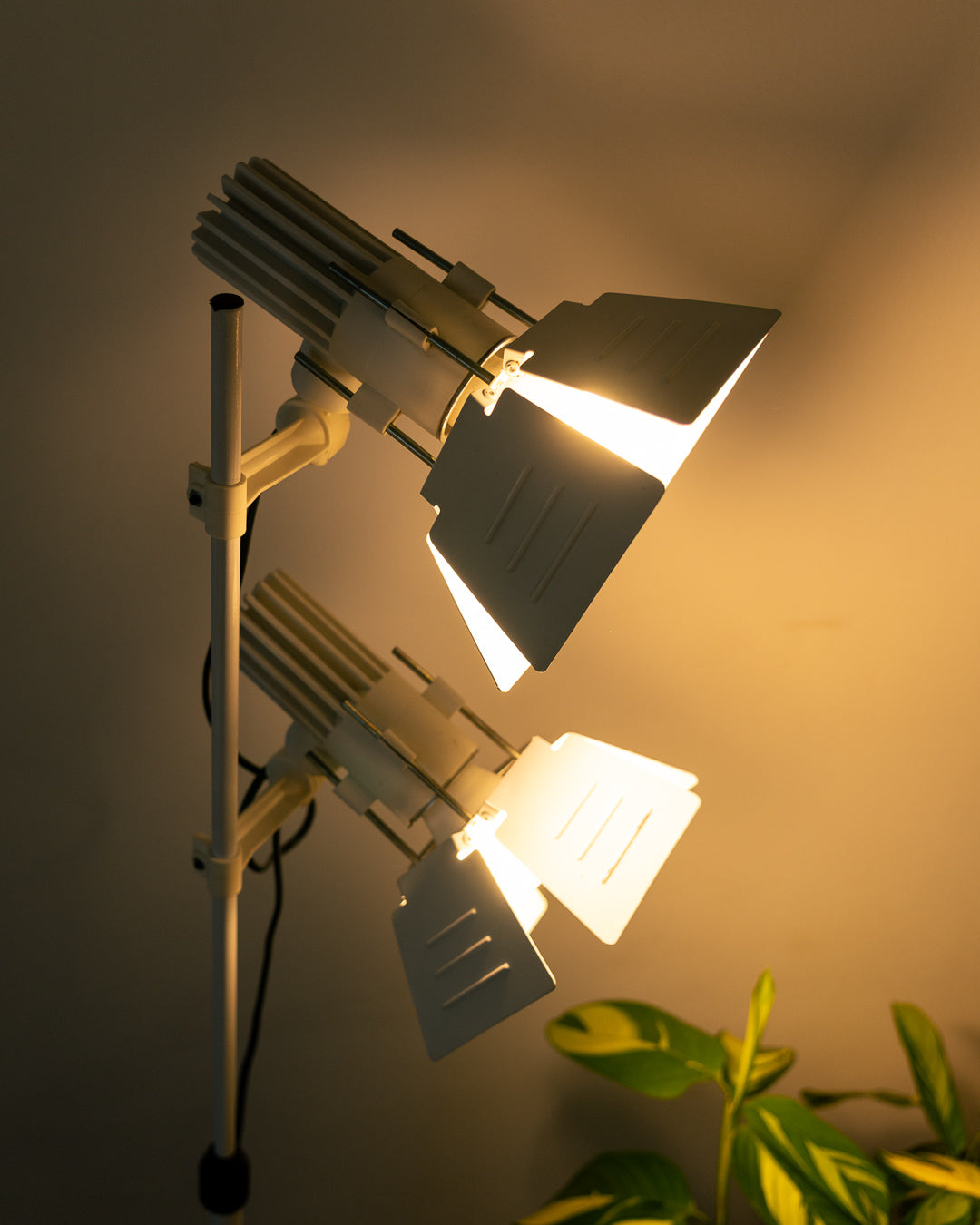 Fase Stage 1970s vintage floor lamp, white, adjustable height up to 1.50 m, excellent condition. Vecino Shop