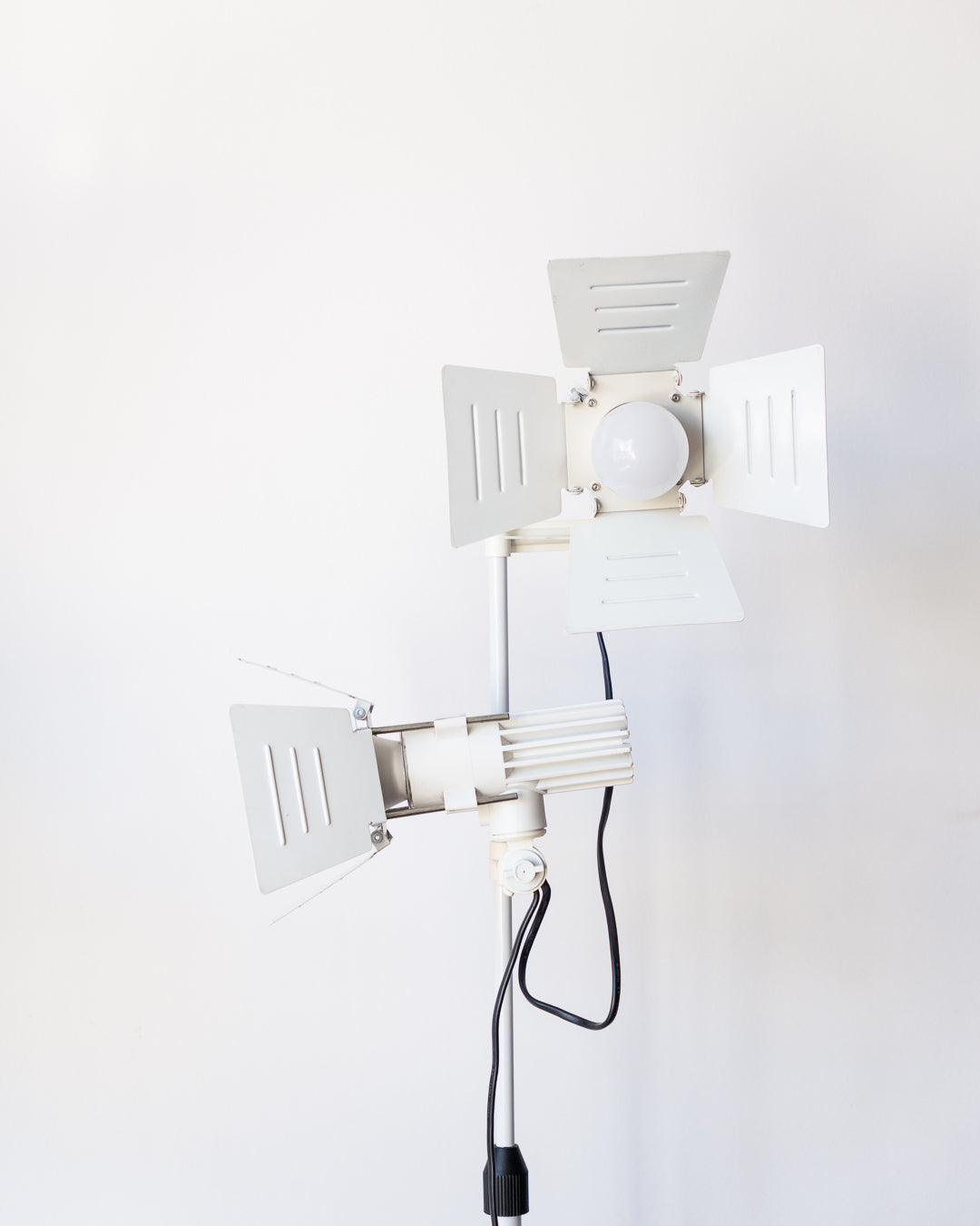 Fase Stage 1970s vintage floor lamp, white, adjustable height up to 1.50 m, excellent condition. Vecino Shop