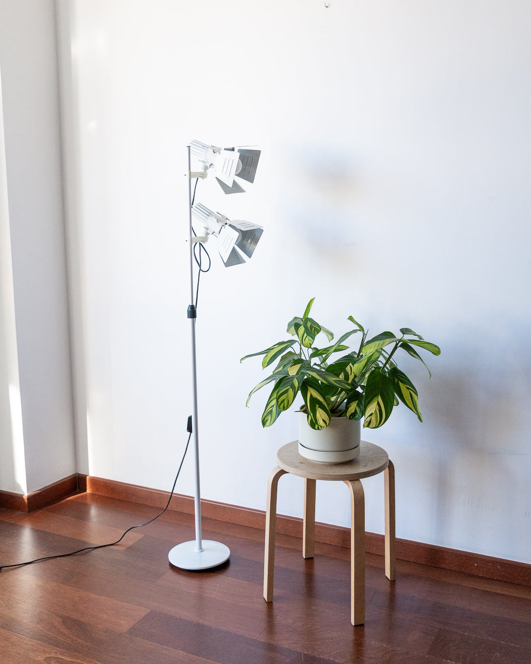 Fase Stage 1970s vintage floor lamp, white, adjustable height up to 1.50 m, excellent condition. Vecino Shop